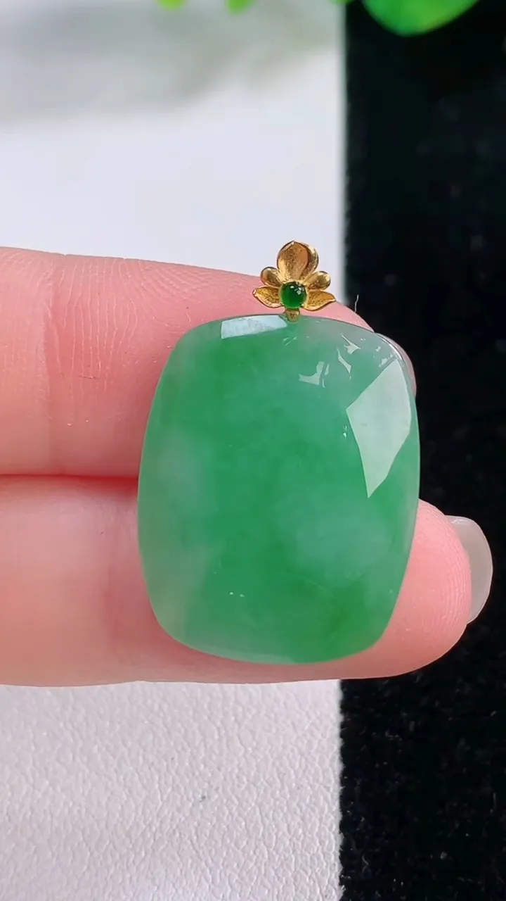 天然A货翡翠无事牌吊坠，尺寸22.7-18-5.3，重量:4.69g
12月1日