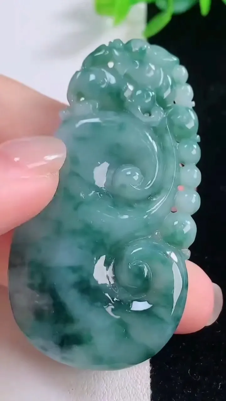 天然A货翡翠飘花如意吊坠，尺寸58-30.3-8.4，重量:27.00g
12月1日