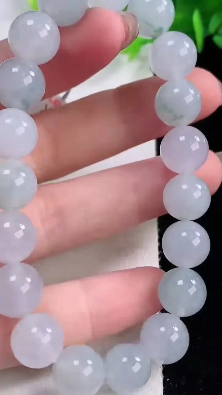 天然A货翡翠种飘花圆珠手串19颗，尺寸10.4，重量:37.84g12月1日
工厂直销收藏佳品,种好水足，色泽均匀，有种有色，上手高大气！