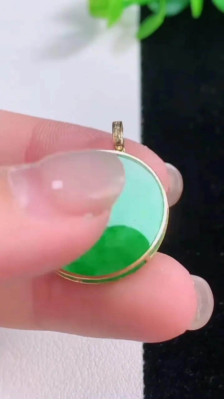 天然A货翡翠无事牌吊坠，尺寸20.7-1.8，重量:2.38g
12月1日