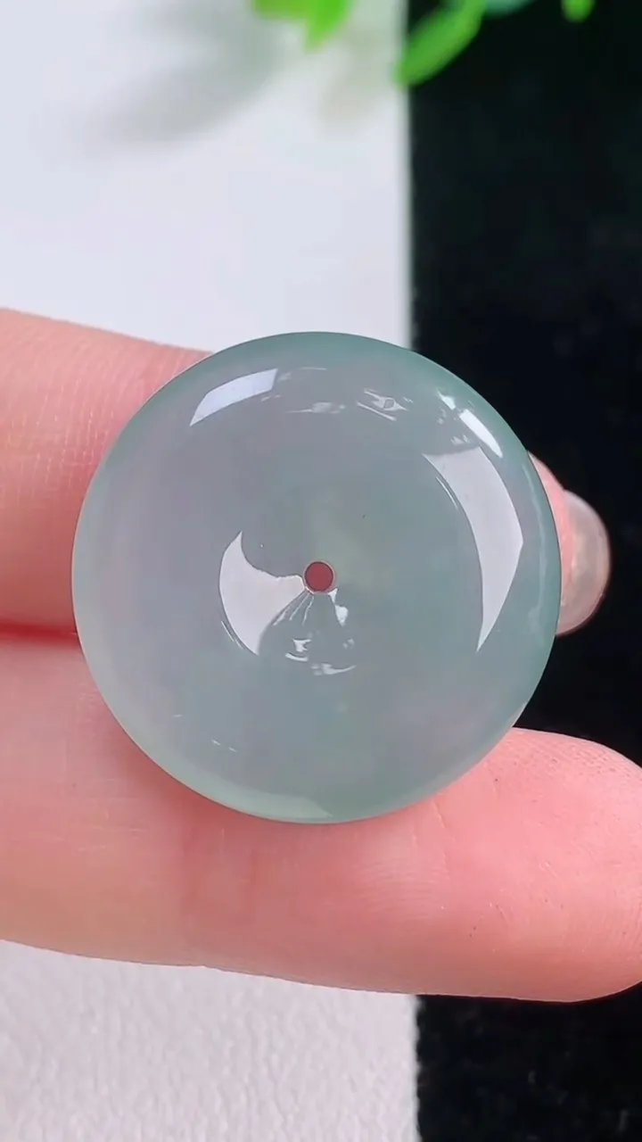 天然A货翡翠年年有余吊坠，尺寸27.4-12-5，重量:3.01g
12月1日