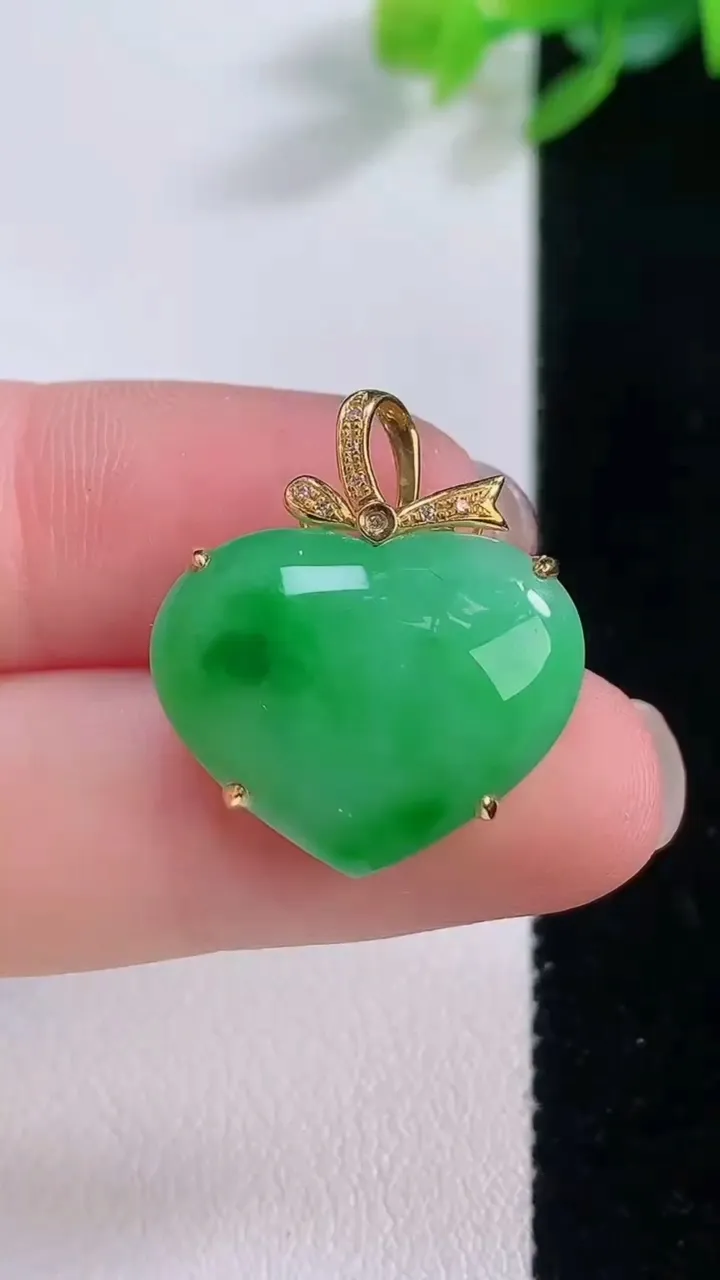 天然A货翡翠爱心吊坠，尺寸15.6-20.2-6.9，重量:4.27g
12月1日
