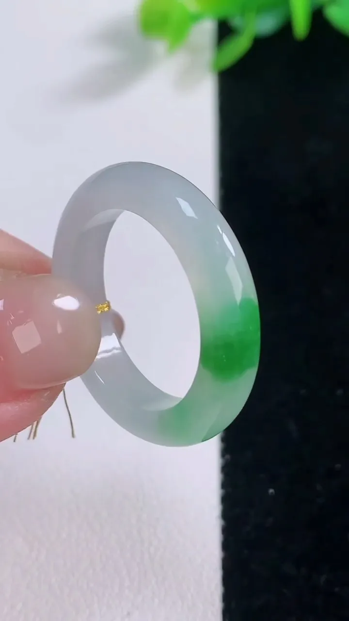 天然A货翡翠指环 戒指，尺寸19.6-4.8-3.6，重量:4.44g2025年12月1日
工厂直销收藏佳品,种好水足，色泽均匀，有种有色，上手高大气！