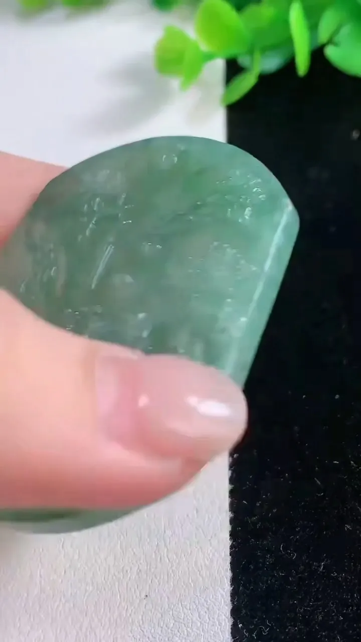 天然A货翡翠山水牌吊坠，尺寸53.8-47.3-4.6，重量:30.26g
12月1日