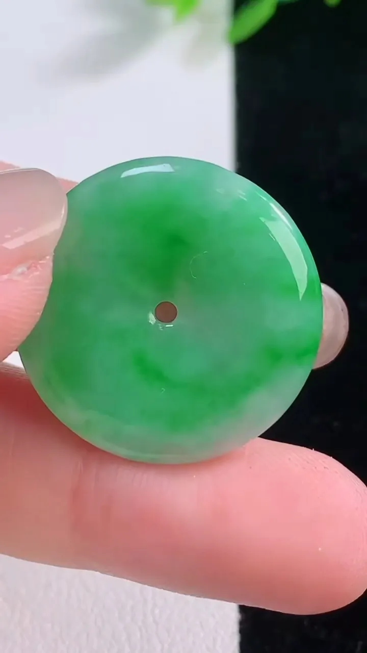 天然A货翡翠平安扣吊坠，尺寸24.7-4，重量:5.51g
12月1日