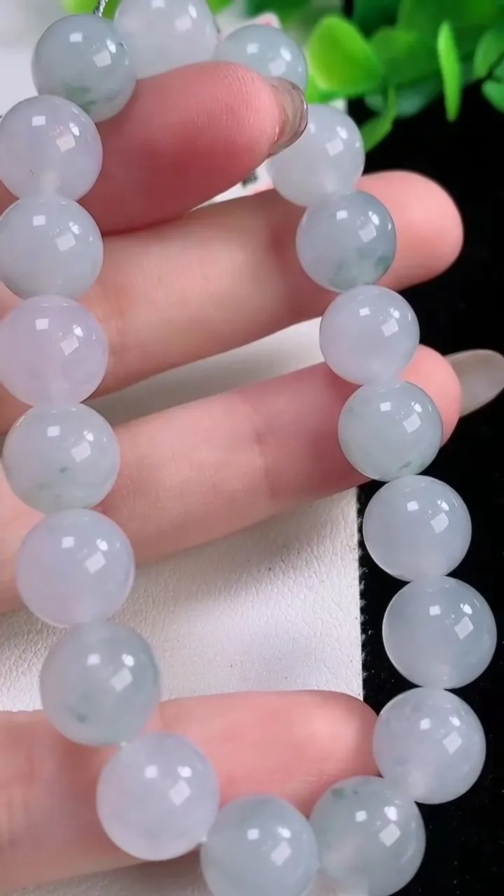 天然A货翡翠种飘花圆珠手串19颗，尺寸10.4，重量:37.84g12月1日
工厂直销收藏佳品,种好水足，色泽均匀，有种有色，上手高大气！