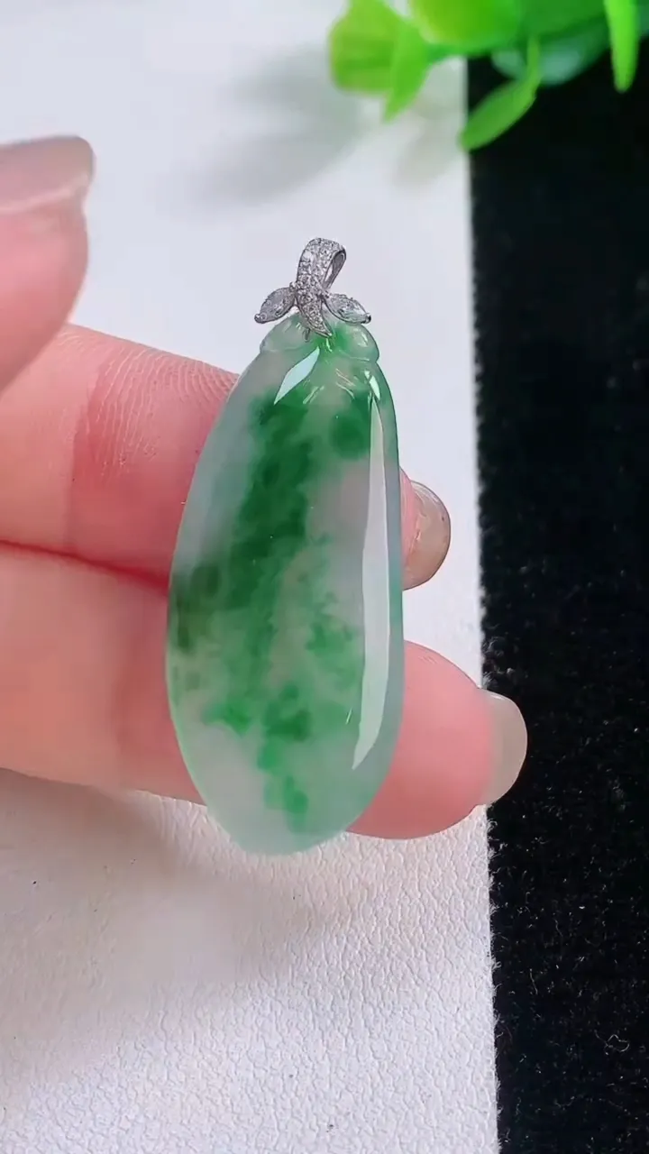 天然A货翡翠花福瓜吊坠，尺寸34.8-15-4.4，重量:4.79g
12月1日