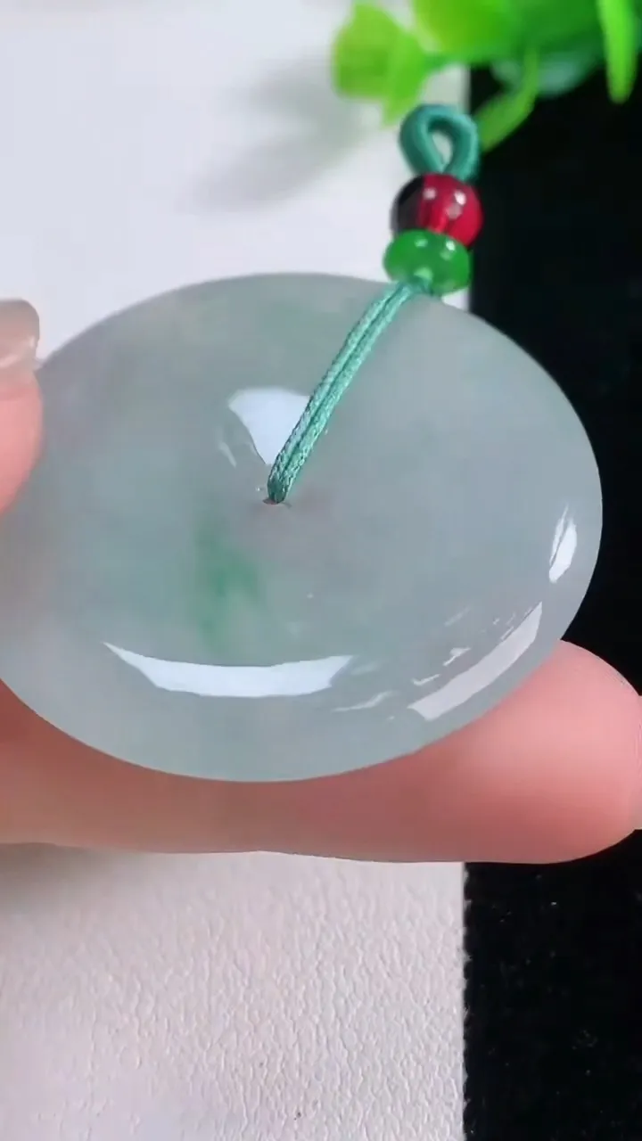 天然A货翡翠平安扣吊坠，尺寸40-5，重量18.24g
12月1日