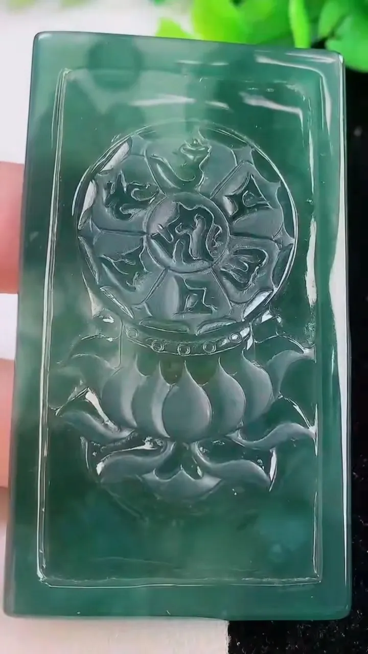 天然A货翡翠山水大日如来吊坠，尺寸68.7-39.5-6.2，重量:42.68g
12月1日