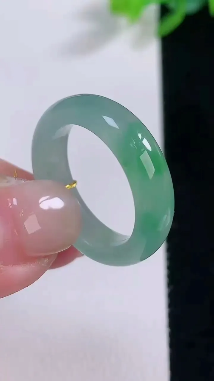 天然A货翡翠指环 戒指，尺寸18-5.6-3.3，重量:4.26g2025年12月1日
工厂直销收藏