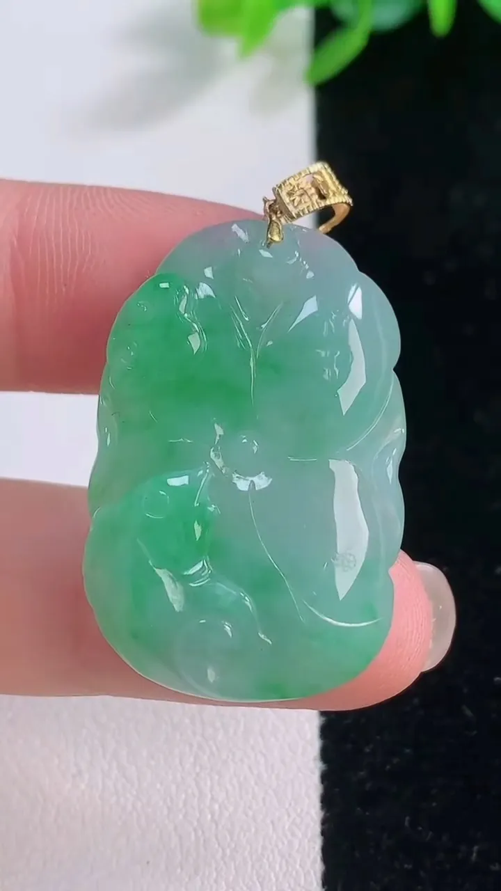 天然A货翡翠和和美美 荷叶鱼吊坠，尺寸33-21.6-6.5，重量:9.57g
12月1日