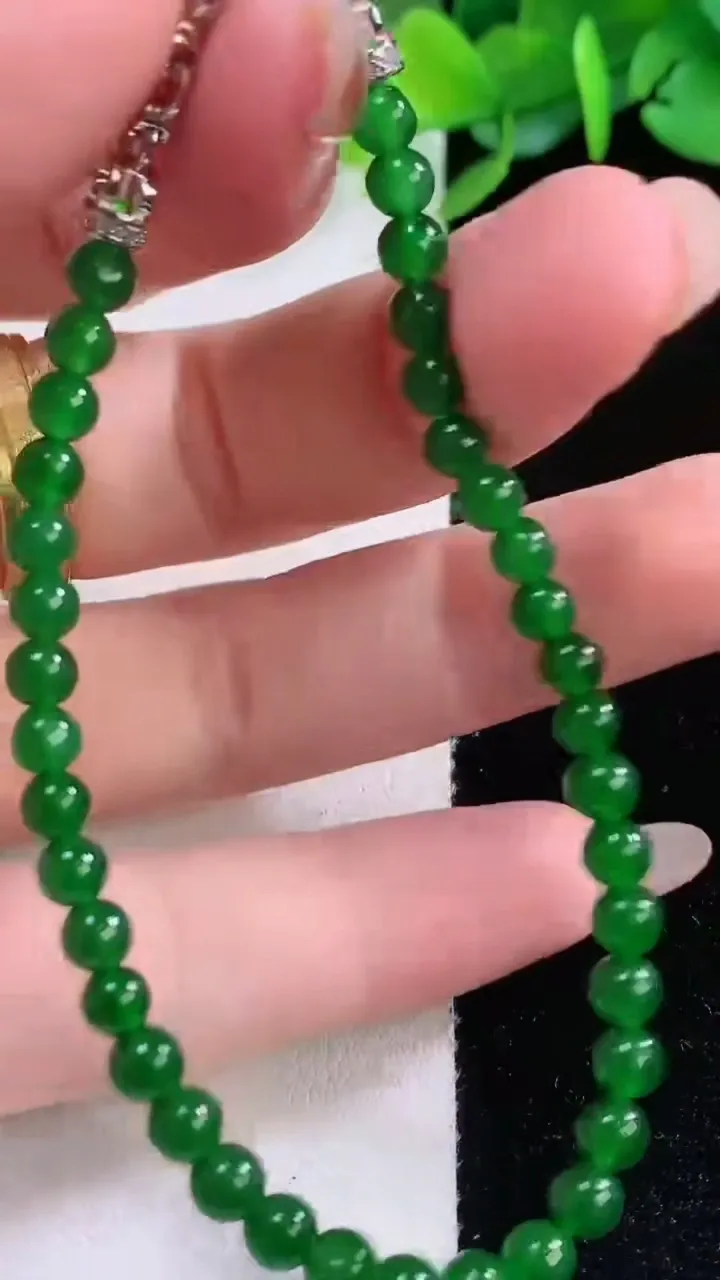 天然A货翡翠小米圆珠手串38颗，尺寸4，重量:7.07g12月1日
工厂直销收藏佳品,种好水足，色泽均匀，有种有色，上手高大气！