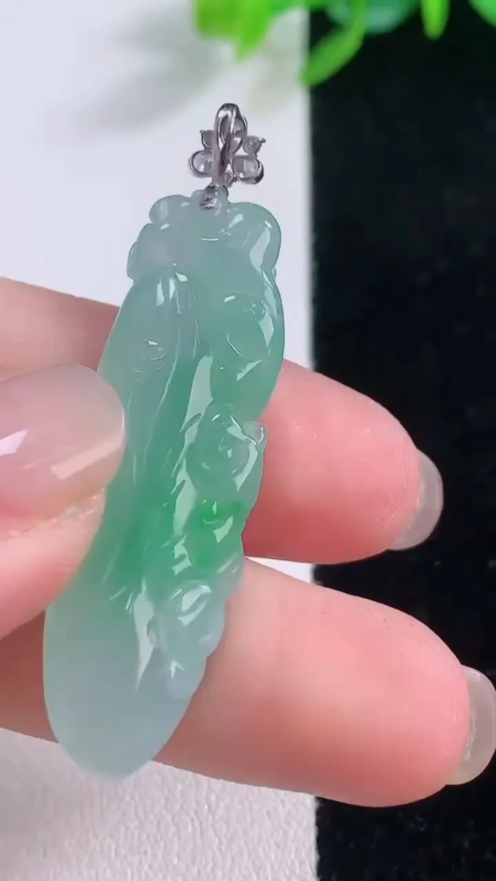 天然A货翡翠福瓜吊坠，尺寸39.6-12-6.3，重量:6.02g
12月1日