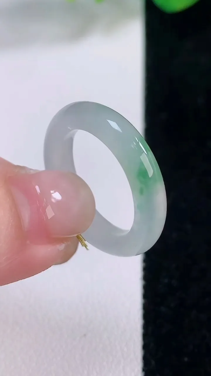 天然A货翡翠冰种飘花指环戒指，尺寸17.5-4.5-3.5，重量:3.47g2025年12月1日
工厂直销收藏佳品,种好水足，色泽均匀，有种有色，上手高大气！