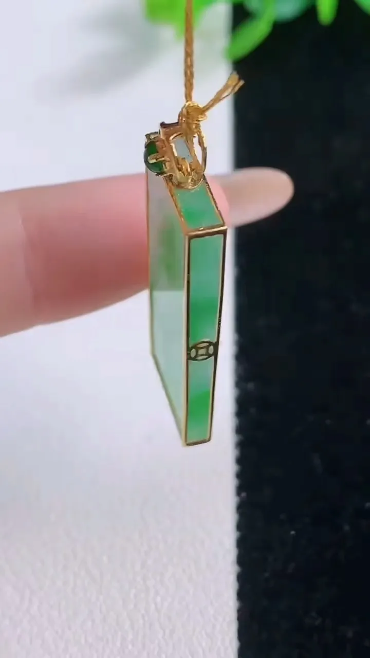 天然A货翡翠无事牌吊坠，尺寸28.7-12.3-2.9，重量:3.85g
12月1日