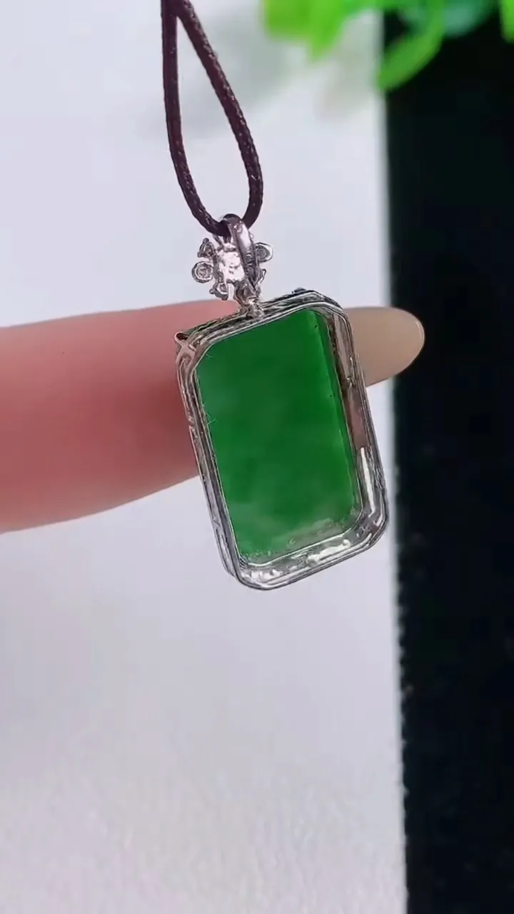天然A货翡翠无事牌吊坠，尺寸23-10.8-4.7裸石15.4-8.6，重量:1.76g
12月1日