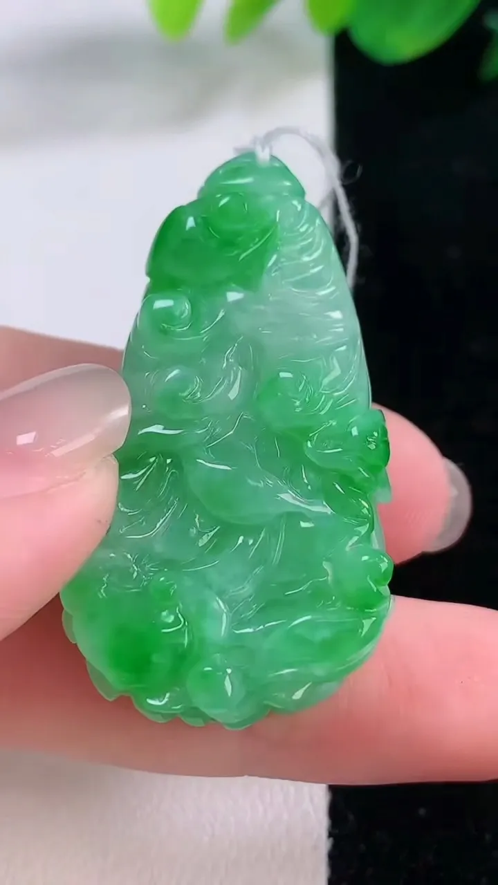 天然A货翡翠白菜吊坠，尺寸42.5-22.5-10，重量:18.73g
12月1日