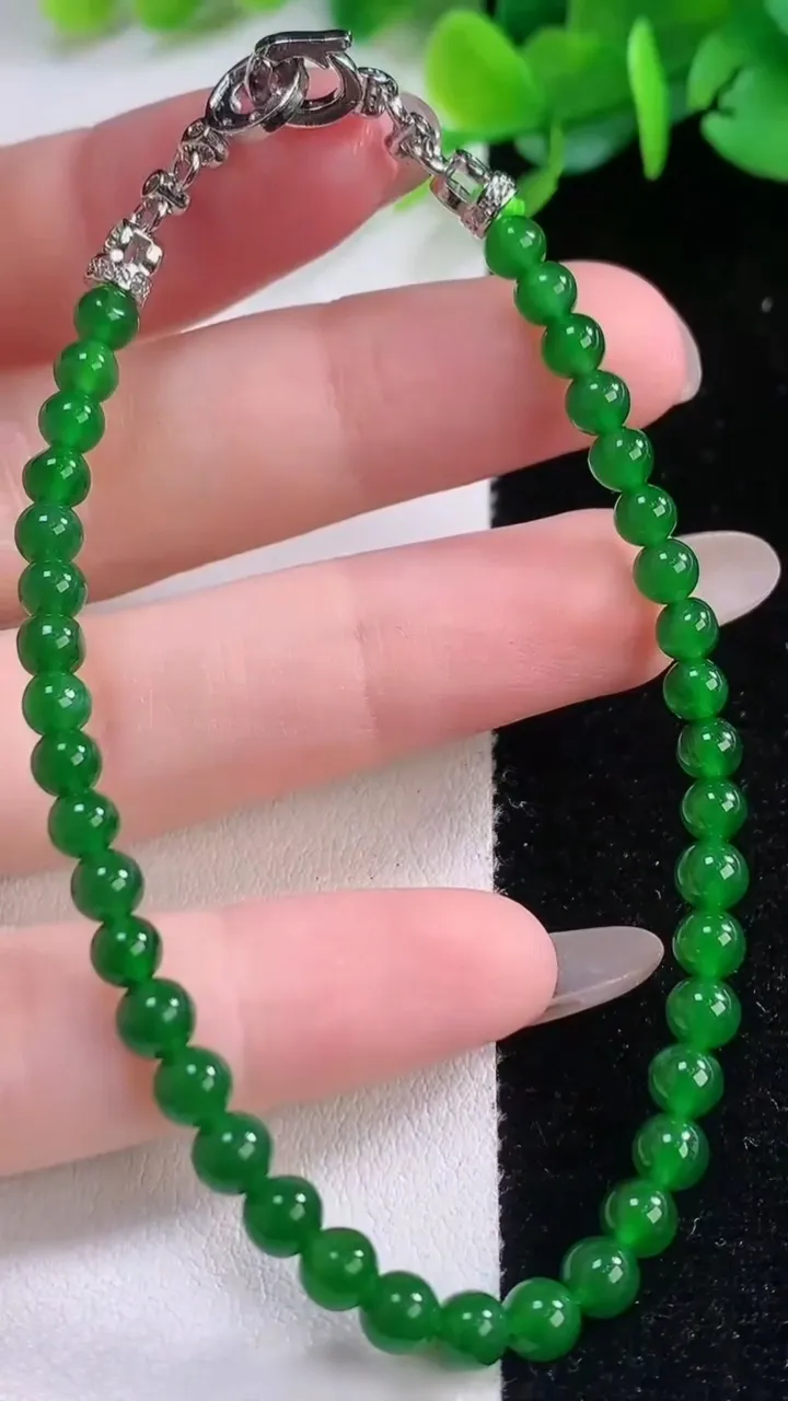天然A货翡翠小米圆珠手串38颗，尺寸4，重量:7.07g12月1日
工厂直销收藏佳品,种好水足，色泽均匀，有种有色，上手高大气！