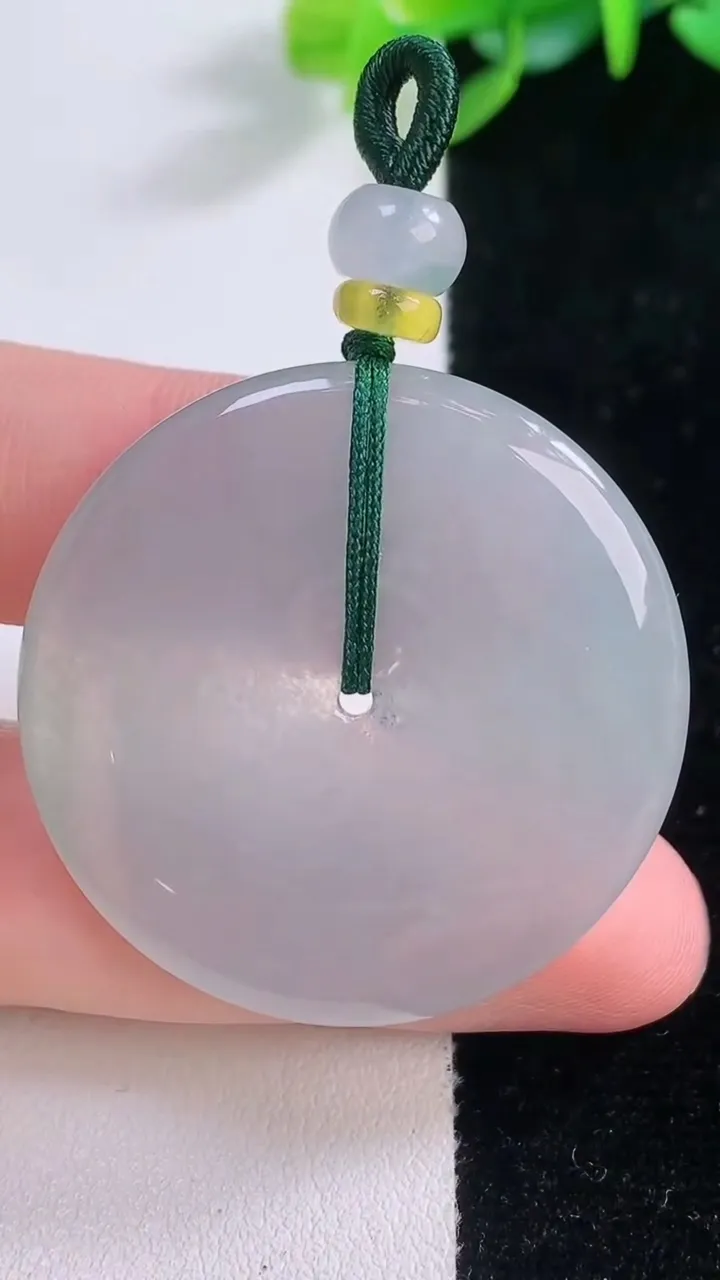 天然A货翡翠平安扣吊坠，尺寸36.3-4.3，重量:14.55g
12月1日