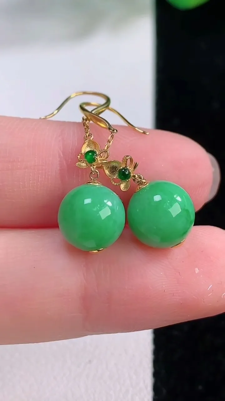 天然A货翡翠圆珠耳坠，尺寸9，重量:2.98g12月1日
工厂直销收藏佳品,种好水足，色泽均匀，有种有色，上手高大气！