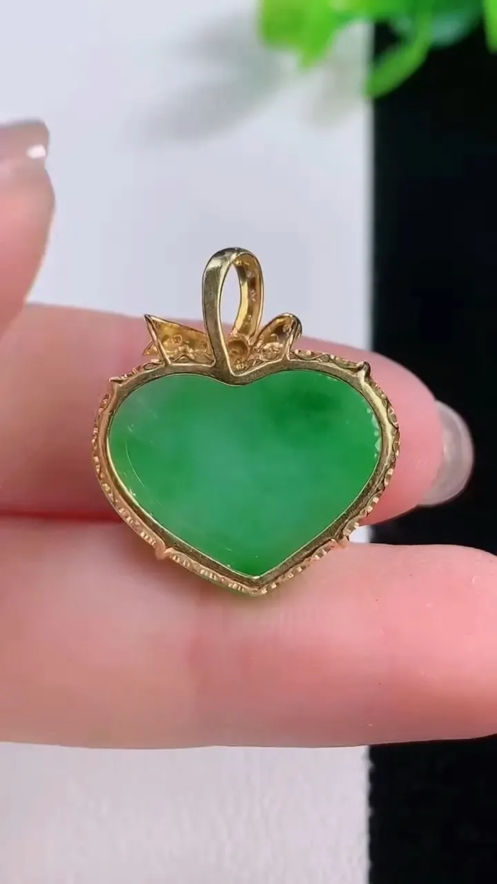 天然A货翡翠爱心吊坠，尺寸15.6-20.2-6.9，重量:4.27g
12月1日