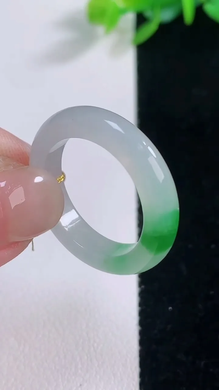 天然A货翡翠指环 戒指，尺寸19.6-4.8-3.6，重量:4.44g2025年12月1日
工厂直销收藏佳品,种好水足，色泽均匀，有种有色，上手高大气！