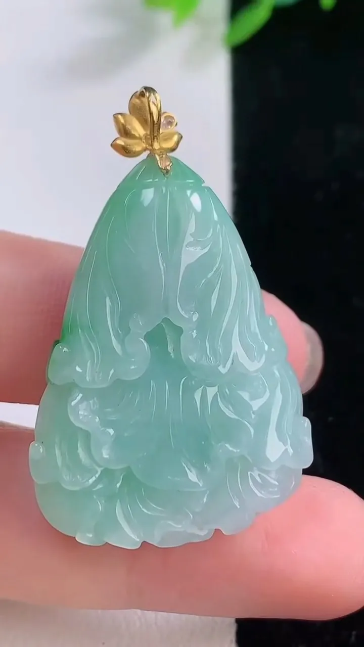 天然A货翡翠白菜吊坠，尺寸32.7-25.3-8，重量:11.23g
12月1日