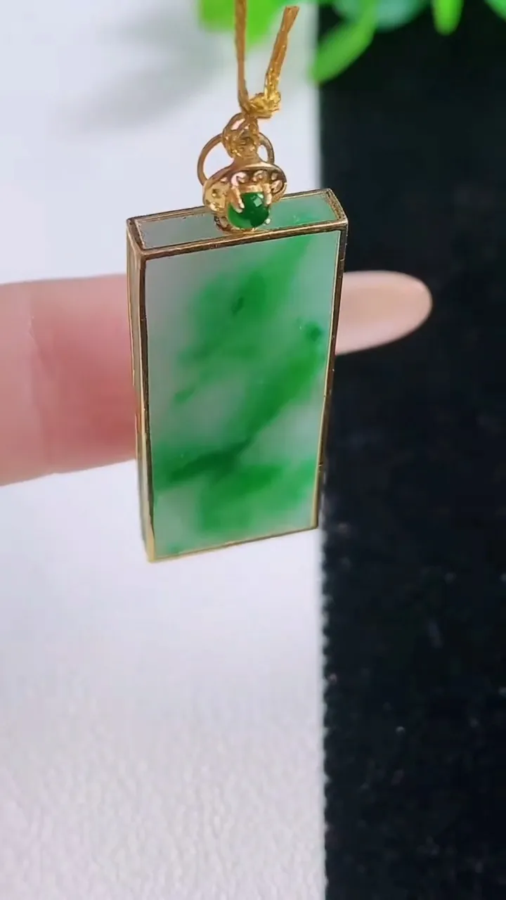 天然A货翡翠无事牌吊坠，尺寸28.7-12.3-2.9，重量:3.85g
12月1日