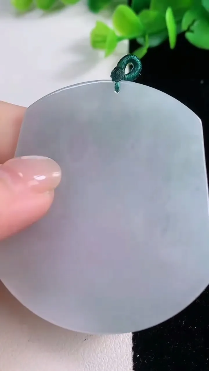 天然A货翡翠不动明王吊坠，尺寸54.4-46.7-5，重量:26.12g
12月1日