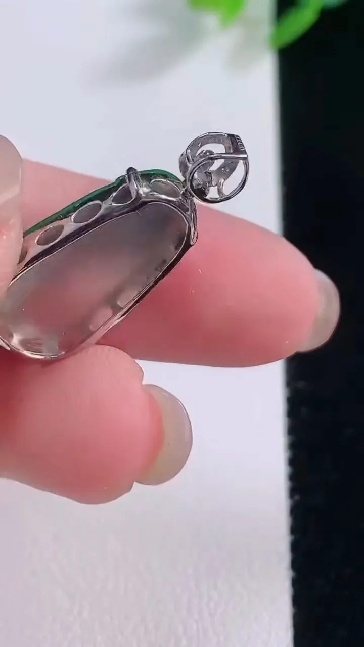 天然A货翡翠如意吊坠，尺寸20-11.6-4，重量:2.04g
12月1日