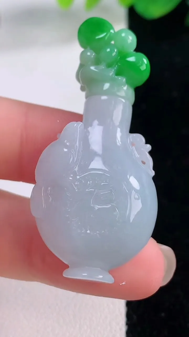 天然A货翡翠花瓶小摆件，尺寸48.8-21.4-12.7，重量:17.78g
12月1日