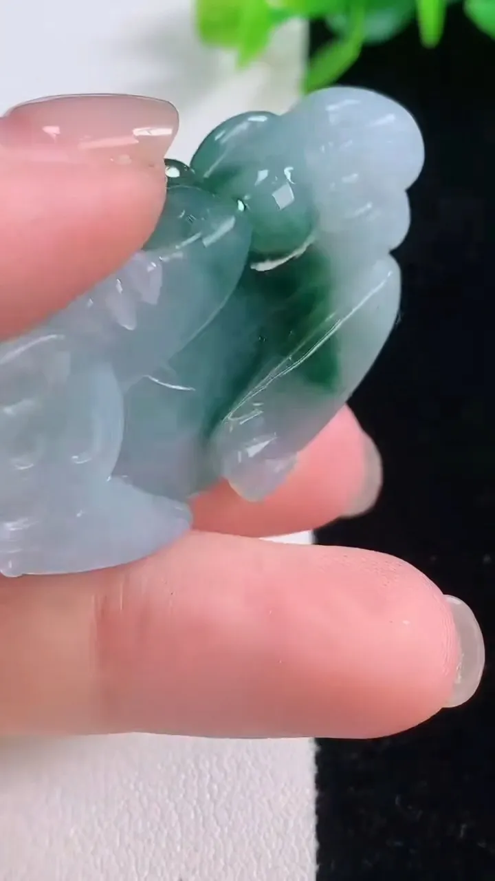 天然A货翡翠冰种飘花霸王貔貅吊坠，尺寸44-22.5-12.2，重量:27.54g
12月1日