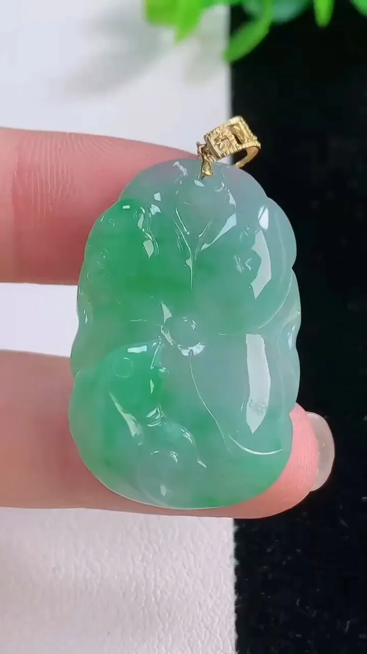 天然A货翡翠和和美美 荷叶鱼吊坠，尺寸33-21.6-6.5，重量:9.57g
12月1日