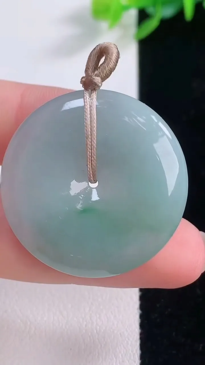 天然A货翡翠冰种飘花平安扣吊坠，尺寸31.7-5.8，重量:12.66g
12月1日