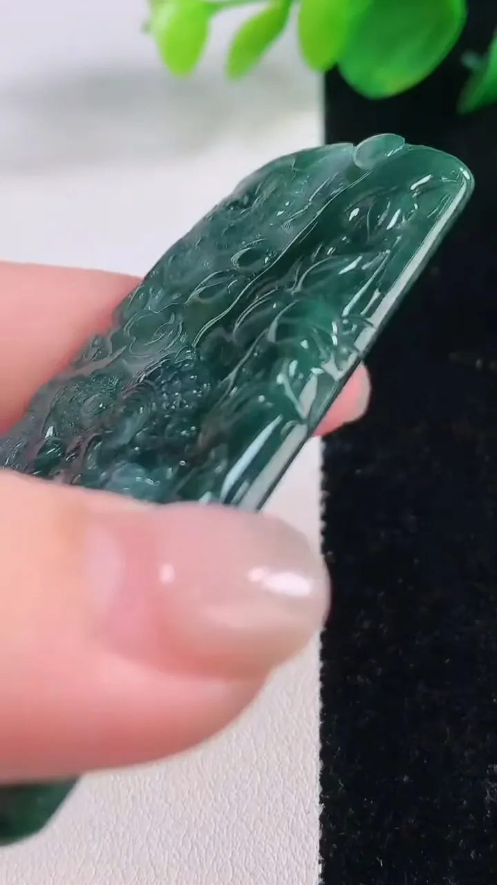 天然A货翡翠飘花祥龙财神爷吊坠，尺寸65-38.4-5，重量:27.03g
12月1日