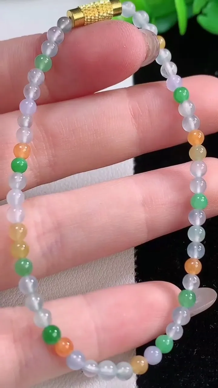 天然A货翡翠种三彩小米圆珠手串52颗，尺寸3.3，重量:4.53g12月1日
工厂直销收藏佳品,种好