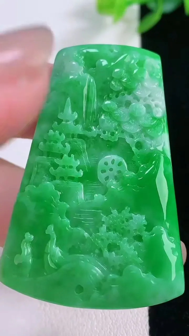 天然A货翡翠山水牌吊坠，尺寸48.5-33-5.6，重量:19.94g
12月1日