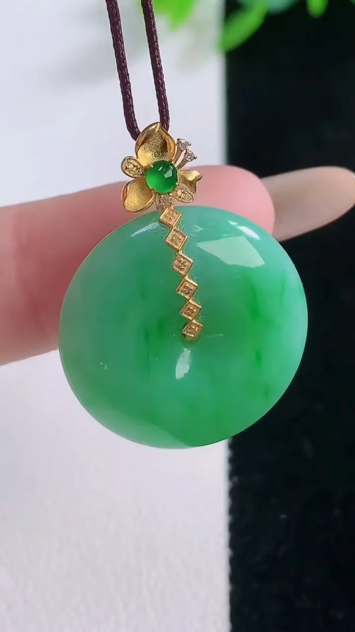 天然A货翡翠平安扣吊坠，尺寸21.2-6.2，重量:5.75g
12月1日