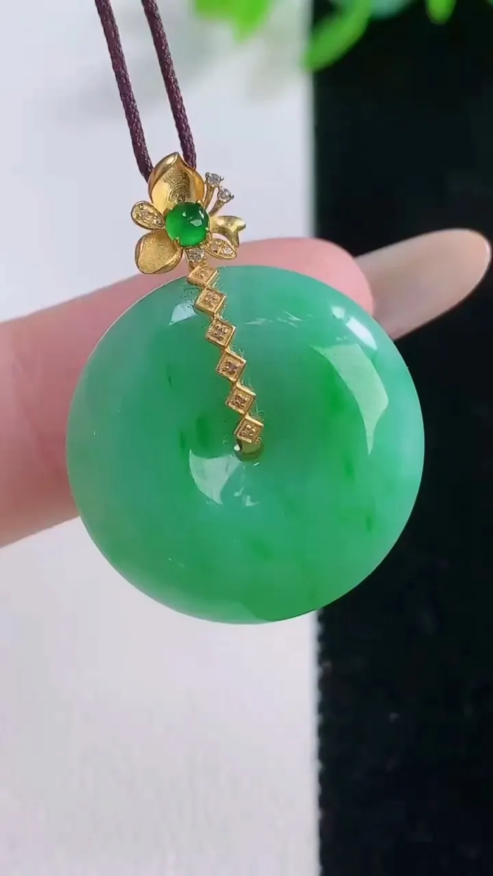 天然A货翡翠平安扣吊坠，尺寸21.2-6.2，重量:5.75g
12月1日