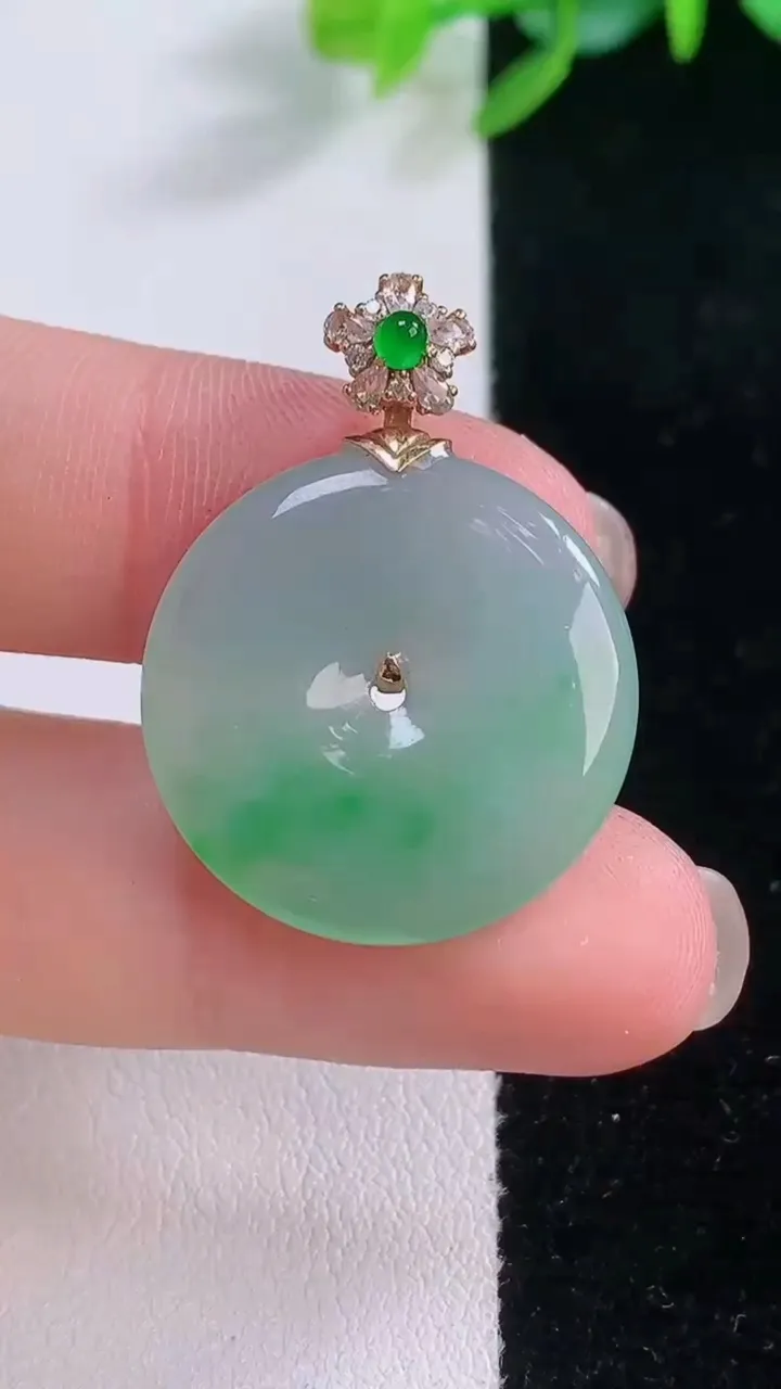 天然A货翡翠平安扣吊坠，尺寸22.7-3.7，重量:4.74g
12月1日