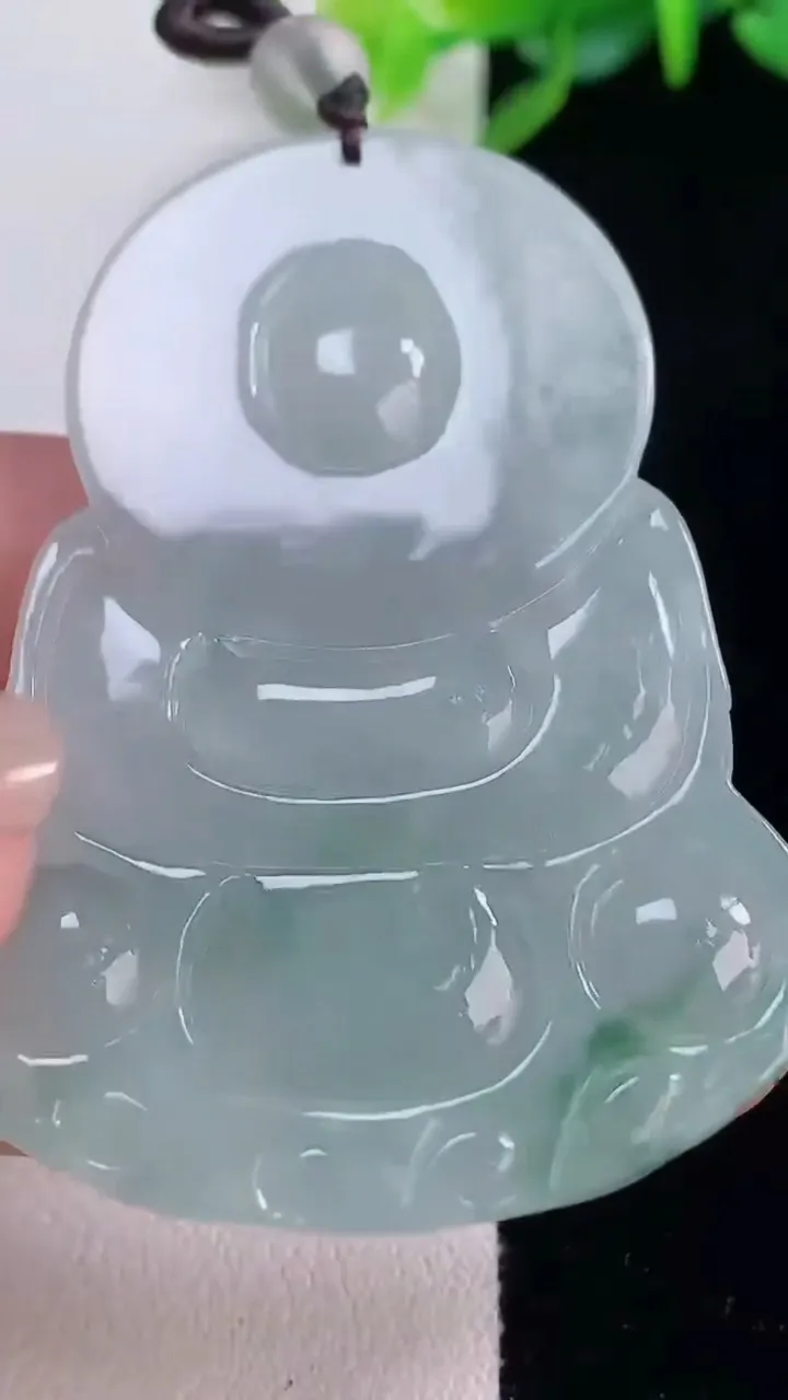 天然A货翡翠冰种飘花观音菩萨吊坠，尺寸55.4-38-5.4，重量:20.88g
12月1日