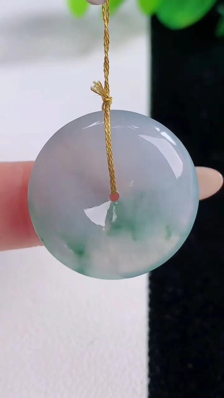 天然A货翡翠冰种飘花平安扣吊坠，尺寸23.8-4.6，重量:5.91g
12月1日