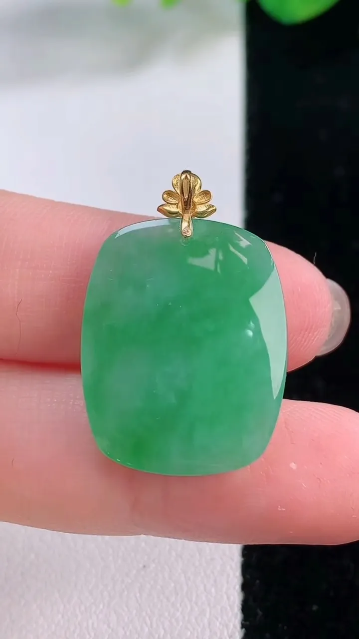 天然A货翡翠无事牌吊坠，尺寸22.7-18-5.3，重量:4.69g
12月1日