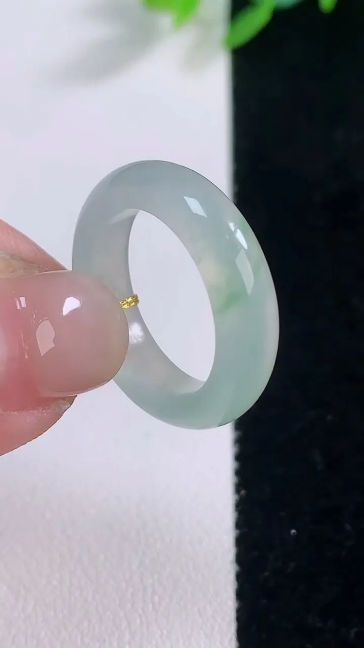 天然A货翡翠冰种飘花指环 戒指，尺寸16.8-5.2-3.4，重量:3.71g2025年12月1日
工厂直销收藏佳品,种好水足，色泽均匀，有种有色，上手高大气！