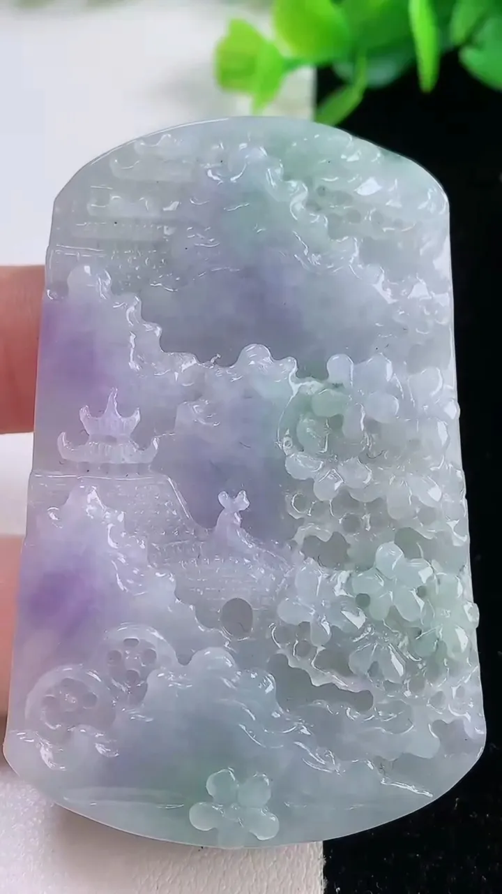 天然A货翡翠春带彩 紫罗兰飘花山水牌吊坠，尺寸61.8-39.3-5.9，重量:37.26g
12月