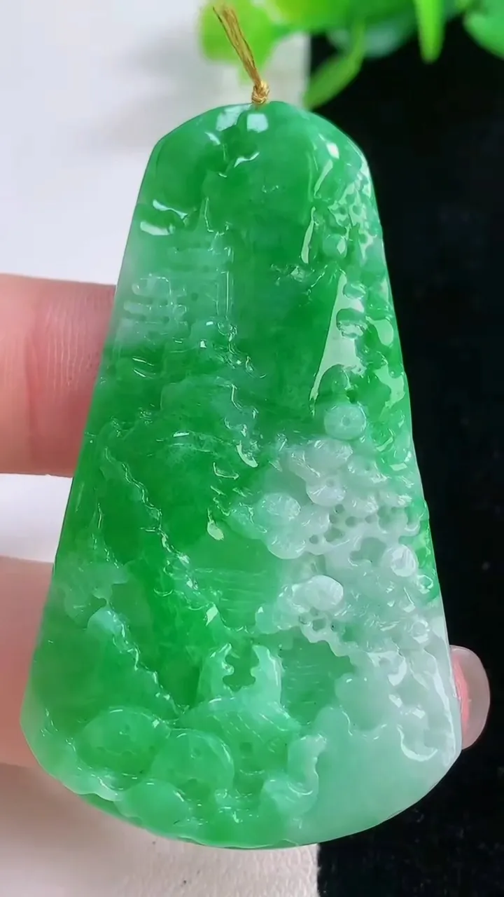 天然A货翡翠山水牌吊坠，尺寸54.6-31-4.7，重量:15.75g
12月1日