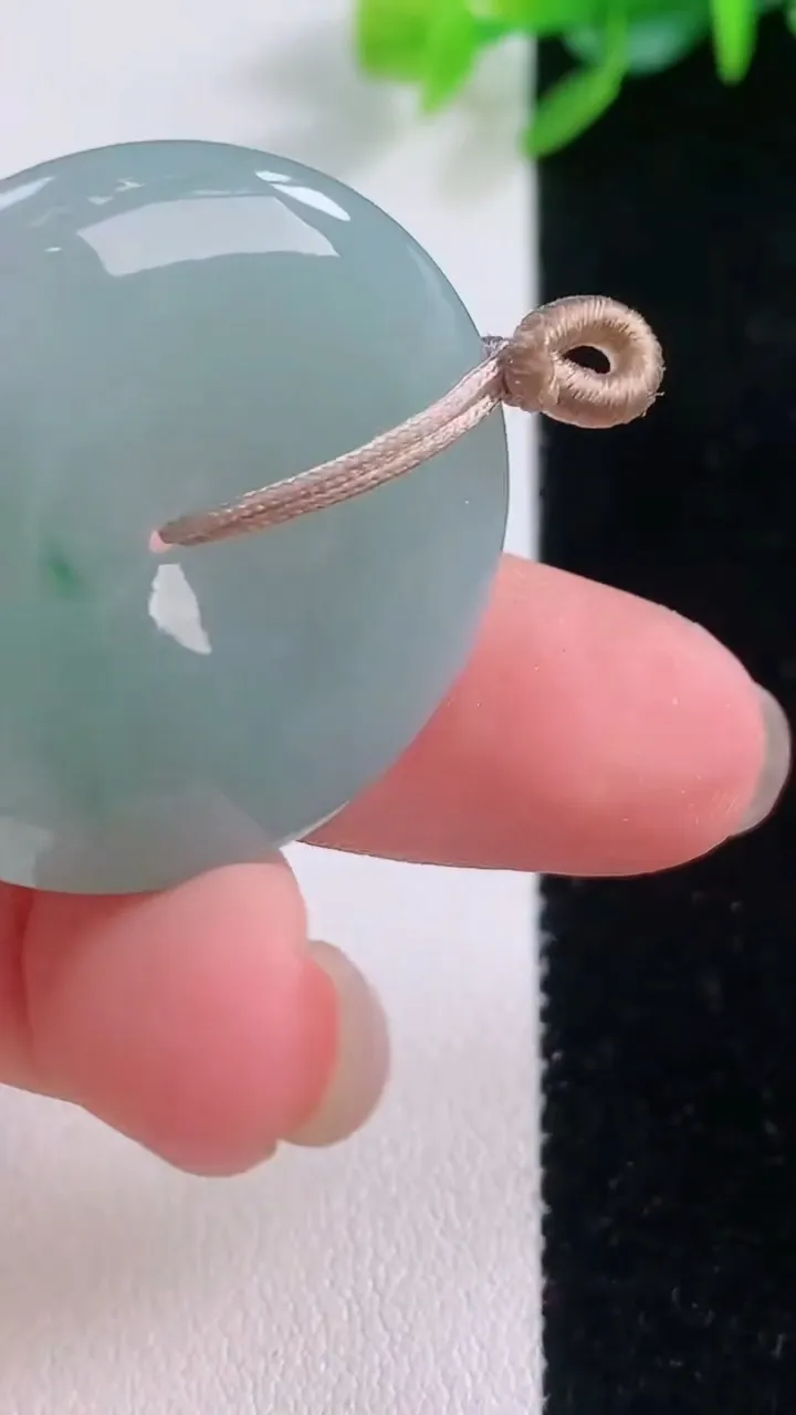 天然A货翡翠冰种飘花平安扣吊坠，尺寸31.7-5.8，重量:12.66g
12月1日