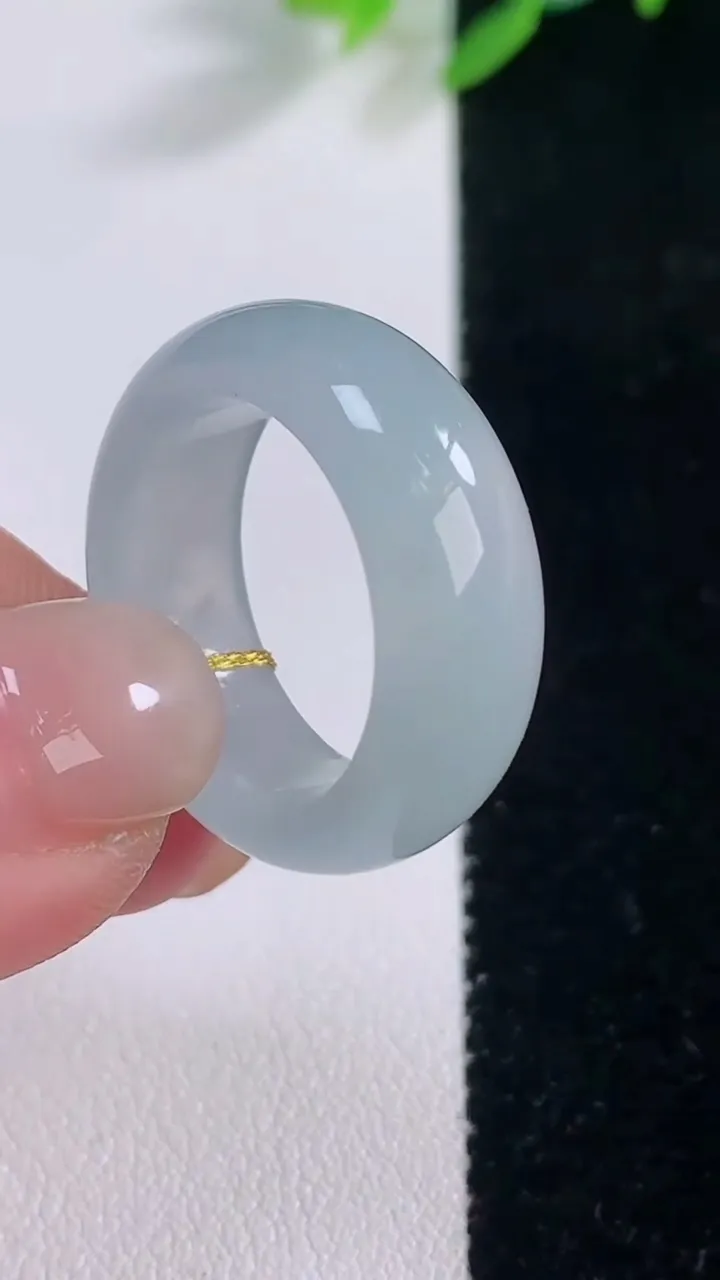 天然A货翡翠指环 戒指，尺寸17.7-7.7-3.6，重量:6.27g2025年12月1日
工厂直销收藏佳品,种好水足，色泽均匀，有种有色，上手高大气！