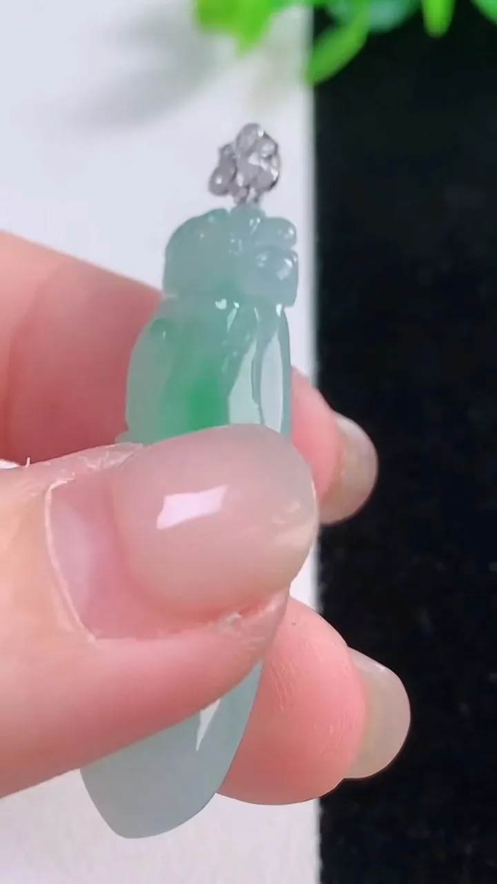 天然A货翡翠福瓜吊坠，尺寸39.6-12-6.3，重量:6.02g
12月1日