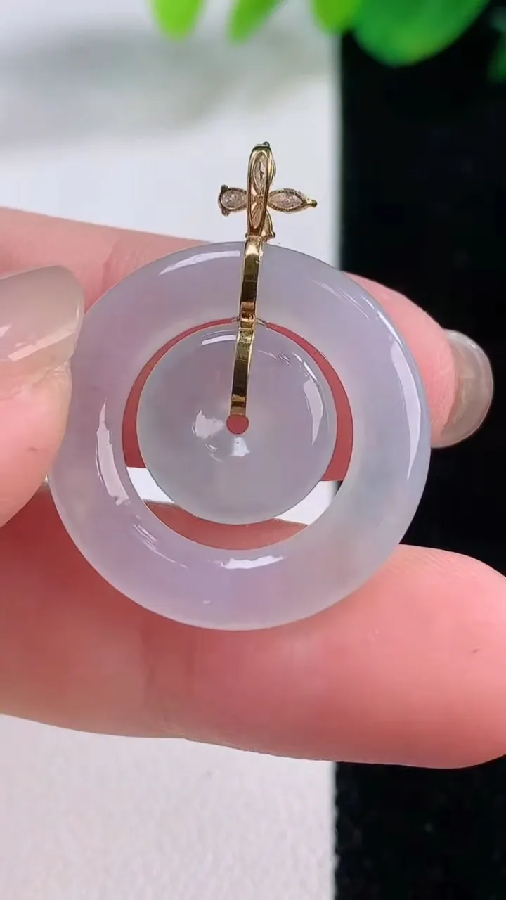 天然A货翡翠种白冰母子平安扣吊坠，尺寸23.5-3.3，重量:3.66g
12月1日